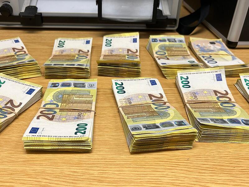 Zollbeamte finden bei Busreisendem 100.000 Euro in bar