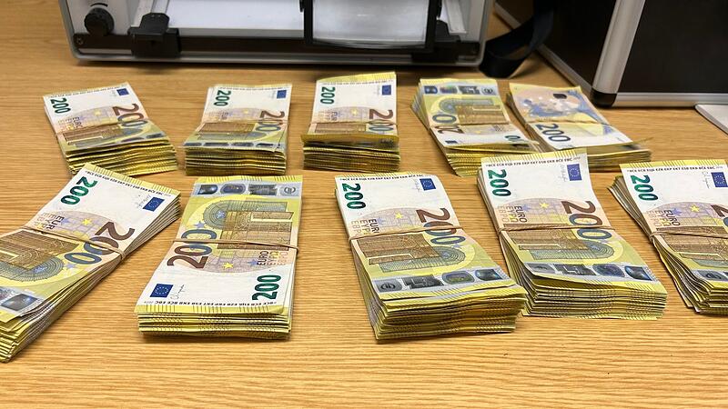 Zollbeamte finden bei Busreisendem 100.000 Euro in bar