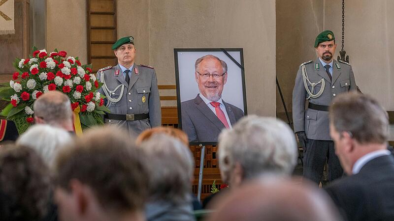 Vertreter aus Politik und Gesellschaft würdigten bei einer Trauerfeier in der Würzburger Stephanskirche den verstorbenen SPD-Politiker Walter Kolbow.