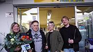 Mit vielen guten Wünschen wurde die Familie Sauer bedacht beim Überraschungsbesuch der Trossenfurter und Tretzendorfer eine Woche vor der endgültigen Ladenschließung (von links): Renate und Eric Sauer mit Tochter Bianca und deren Partner Andreas W...