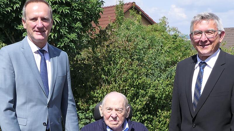 Otto Schneider (M.) hat als derzeit &auml;ltester m&auml;nnlicher Sander B&uuml;rger seinen 95. Geburtstag gefeiert. Dazu gratulierten auch stellvertretender Landrat Michael Ziegler (l.) und B&uuml;rgermeister J&ouml;rg K&uuml;mmel.
