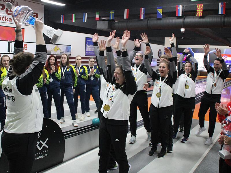 Die Bambergerinnen jubeln nach ihrem Sieg im Endspiel.