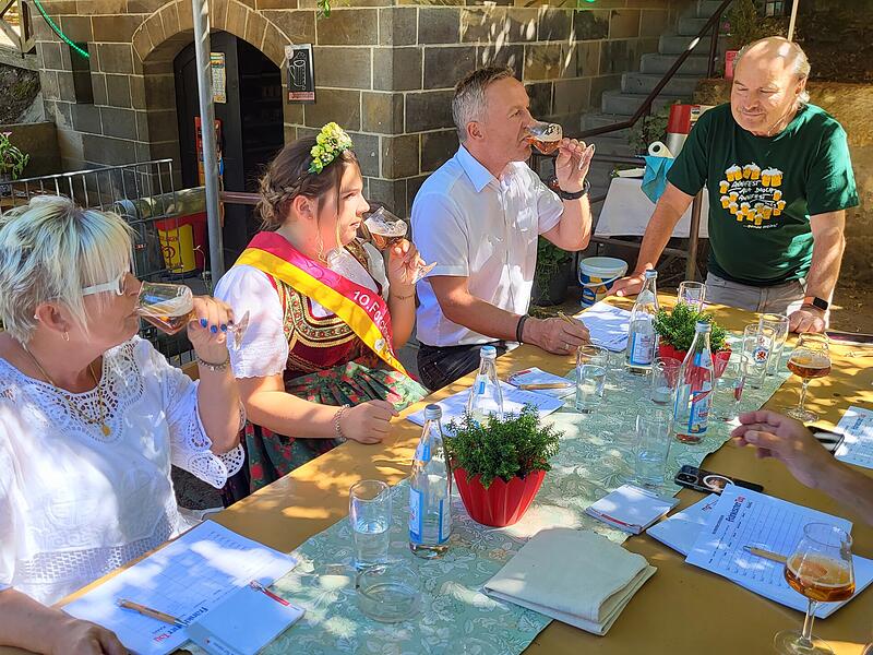 Bierprobe Annafest 2023Bierprobe Annafest 2023 Ulrich Raab (rechts) hat die Biere ausgeschenkt. So konnten die Teilnehmer wirklich blind verkosten.