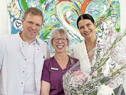 Heidi Güssbacher (Mitte), umrahmt von Dr. Heiko und Dr. Lidia Poppe, wurde bei einer kleinen Feier geehrt.