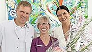 Heidi Güssbacher (Mitte), umrahmt von Dr. Heiko und Dr. Lidia Poppe, wurde bei einer kleinen Feier geehrt.