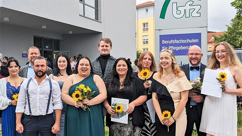 Zw&ouml;lf Pflegefachleute des ersten dreij&auml;hrigen generalistischen Lehrgangs an der BFZ-Berufsfachschule f&uuml;r Pflegeberufe erhielten jetzt ihre Abschlusszeugnisse