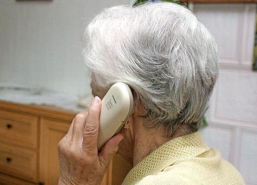 Enkeltrickbetr&uuml;ger gaukeln ihren Opfern am Telefon vor, ein naher Verwandter sei in finanzieller Not.