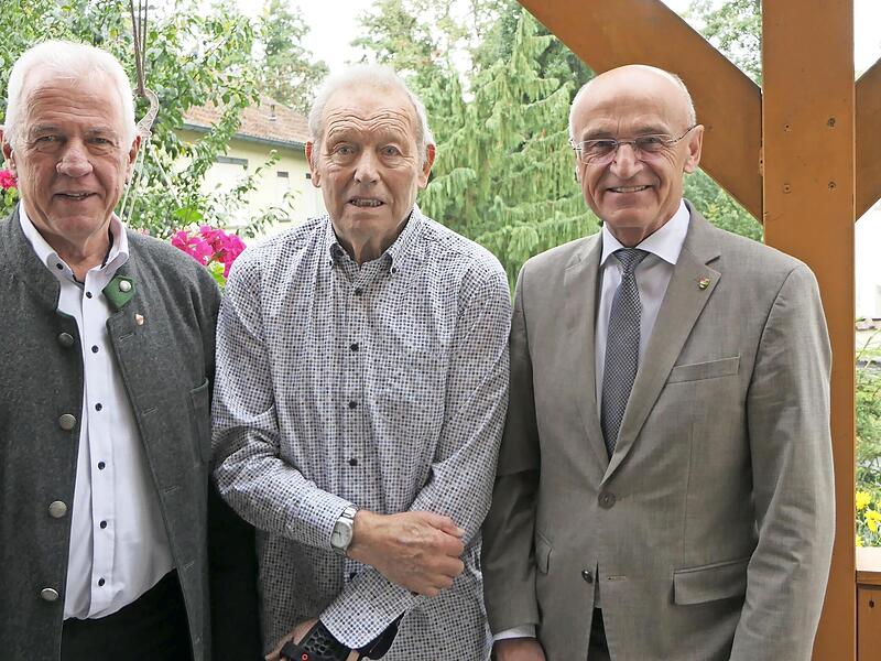 Hans Kuster (Mitte) aus Haßfurt feierte seinen 90. Geburtstag, zu dem auch Bürgermeister Günther Werner (links) und Landrat Wilhelm Schneider (rechts) gratulierten.