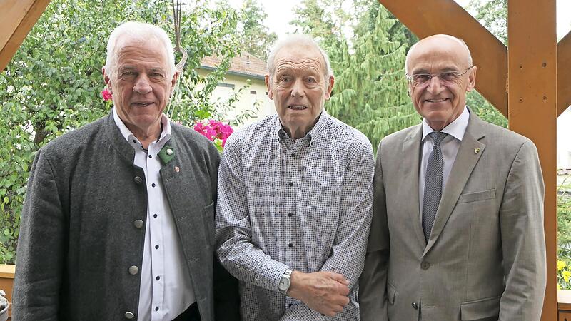 Hans Kuster (Mitte) aus Haßfurt feierte seinen 90. Geburtstag, zu dem auch Bürgermeister Günther Werner (links) und Landrat Wilhelm Schneider (rechts) gratulierten.