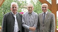 Hans Kuster (Mitte) aus Haßfurt feierte seinen 90. Geburtstag, zu dem auch Bürgermeister Günther Werner (links) und Landrat Wilhelm Schneider (rechts) gratulierten.