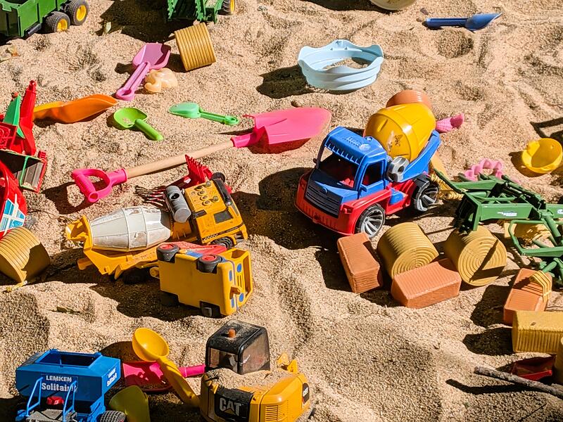 Unterstützung in den Sand gesetzt? Freistaat Bayern legt Zuschüsse um. Das hat folgen für die Kita-Gebühren. Unterstützung in den Sand gesetzt? Die bayerische Staatsregierung legt Zuschüsse um. Das hat folgen für die Kita-Gebühren.