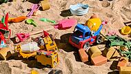 Unterstützung in den Sand gesetzt? Die bayerische Staatsregierung legt Zuschüsse um. Das hat folgen für die Kita-Gebühren. Unterstützung in den Sand gesetzt? Die bayerische Staatsregierung legt Zuschüsse um. Das hat folgen für die Kita-Gebühren.