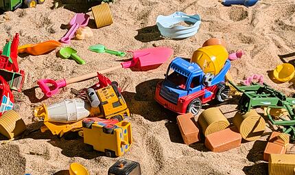 Unterst&uuml;tzung in den Sand gesetzt? Die bayerische Staatsregierung legt Zusch&uuml;sse um. Das hat folgen f&uuml;r die Kita-Geb&uuml;hren.