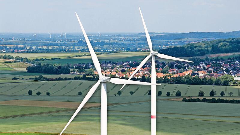 Zwei Windr&auml;der (Symbolbild). In Buchbach sollen die B&uuml;rger im Oktober zum Thema Windenergie befragt werden.