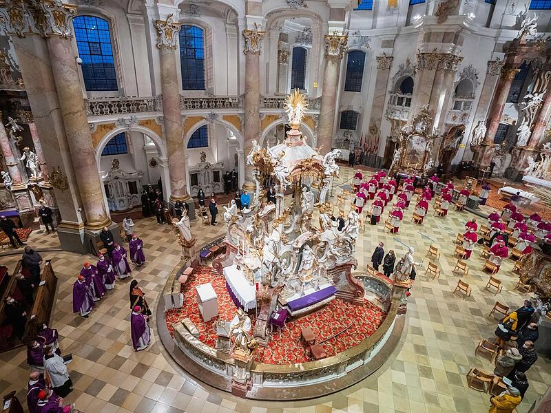 Blick in das prachtvolle Innere der Basilika Vierzehnheiligen. Unser Bild entstand beim Eröffnungsgottesdienst der Frühjahrs-Vollversammlung der Deutschen Bischofskonferenz im März.