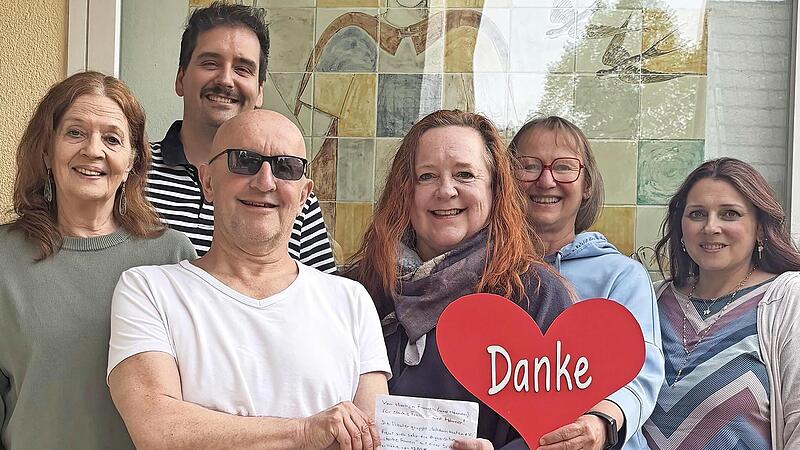 Bei der Spedenübergabe (v. l.): Doris Stein, Peter Richter, Frank Schott („Schauhaufen“), Sonja Hottung, Monika Zahl („Starke Frauen“) und Silvia Canola-Haußner („Schauhaufen“). Bei der Spedenübergabe (v. l.): Doris Stein, Peter Richter, Frank Schott („Schauhaufen“), Sonja Hottung, Monika Zahl („Starke Frauen“) und Silvia Canola-Haußner („Schauhaufen“).