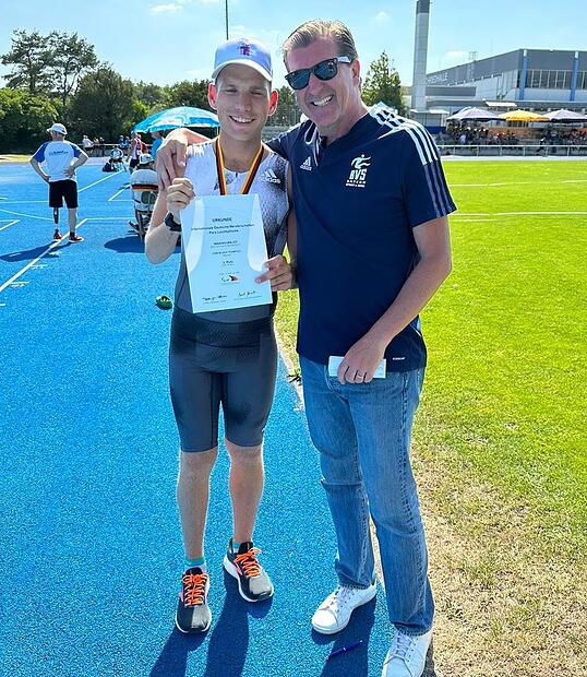 Strahlender Sieger: Der Memmelsdorfer Maximilian Ley (links, zusammen mit seinem Trainer Carlos &Aacute;vila de Borba) ist deutscher Para-Meister der Herren &uuml;ber 1500 Meter.