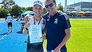 Strahlender Sieger: Der Memmelsdorfer Maximilian Ley (links, zusammen mit seinem Trainer Carlos &Aacute;vila de Borba) ist deutscher Para-Meister der Herren &uuml;ber 1500 Meter.