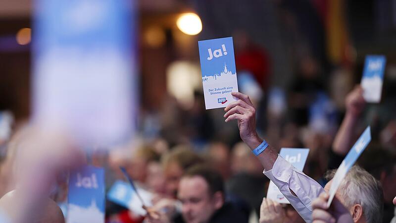 Soll der AfD-Mann Daniel Halemba wegen schmutziger Tricks bei der Kandidatenaufstellung sein Landtagsmandat aufgeben? Eine klare Mehrheit auf einem AfD-Parteitag meint: Ja. Soll der AfD-Mann Daniel Halemba wegen schmutziger Tricks bei der Kandidatenaufstellung sein Landtagsmandat aufgeben? Eine klare Mehrheit auf einem AfD-Parteitag meint: Ja.