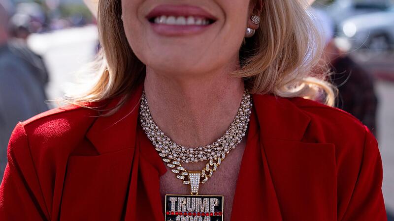 Anne Higgins aus Las Vegas, die als Freiwillige vor einer Wahlkampfveranstaltung f&uuml;r Trump arbeitet, tr&auml;gt eine Halskette, die f&uuml;r den Republikaner wirbt. Dabei werden unter seiner Regierung Frauen zu Menschen zweite Klasse erkl&auml;rt.