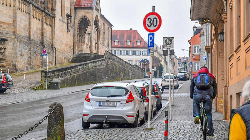 Mit der Fu&szlig;g&auml;ngerzone endet hier der Bereich, in dem Fahrr&auml;der fahren d&uuml;rfen.  Foto: Ronald Rinklef
