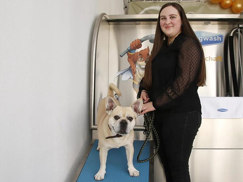 Mitarbeiterin Linda Fischer mit ihrem Hund Buddy auf der Rampe der Anlage.