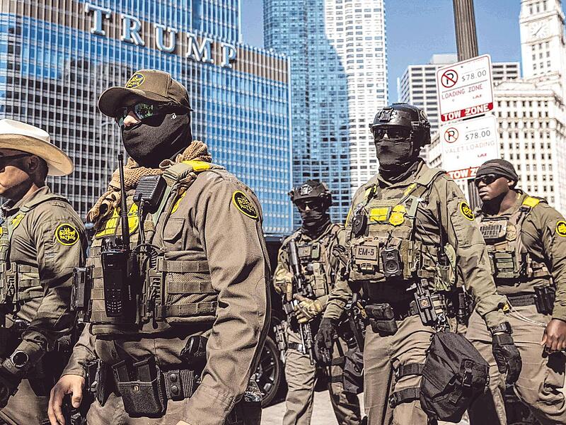 Auf den Straßen Chicagos sind Bundesbeamte der US-Einwanderungs- und Zollbehörden zu sehen. In martialischer Montur verbreiten sie Angst.