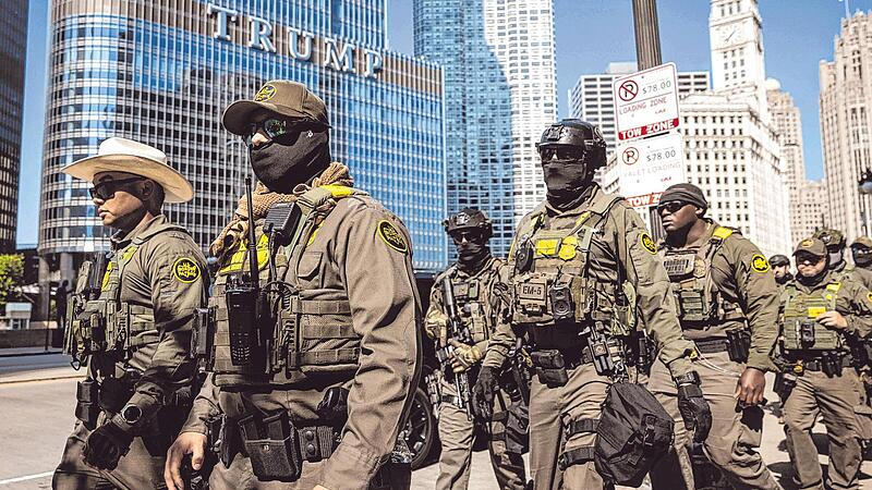 Auf den Straßen Chicagos sind Bundesbeamte der US-Einwanderungs- und Zollbehörden zu sehen. In martialischer Montur verbreiten sie Angst.