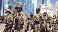 Auf den Straßen Chicagos sind Bundesbeamte der US-Einwanderungs- und Zollbehörden zu sehen. In martialischer Montur verbreiten sie Angst.