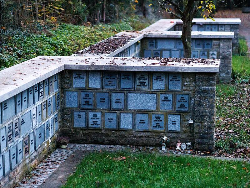 Eine Nischenwand für Urnen auf dem Nürnberger Westfriedhof.