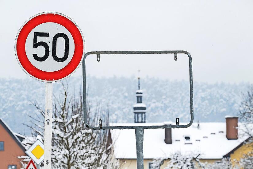 Aus dem Rahmen gefallen: Seit Montag schauen die Memmelsdorfer ins Leere: Alle Ortsschilder sind verschwunden.