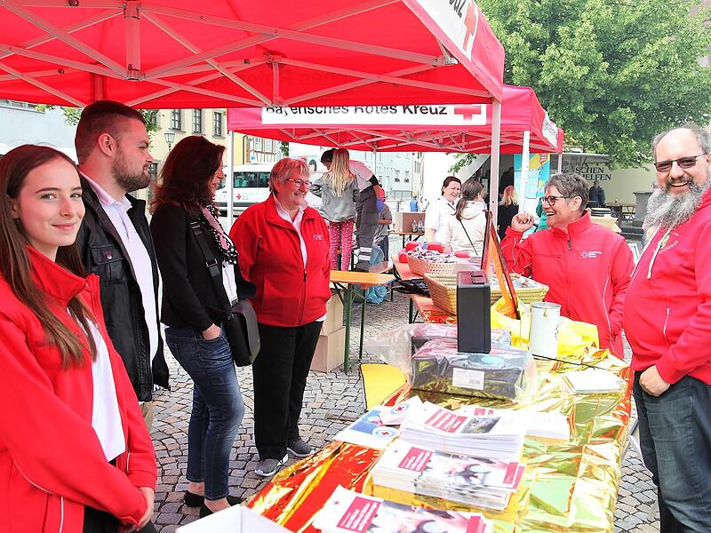 An den Informationsständen konnten die Besucherinnen und Besucher mit den Rotkreuzlern ins Gespräch kommen.