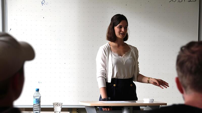 Kathrin Hufnagel spricht mit den Schülerinnen und Schülern über das Thema Steuern.