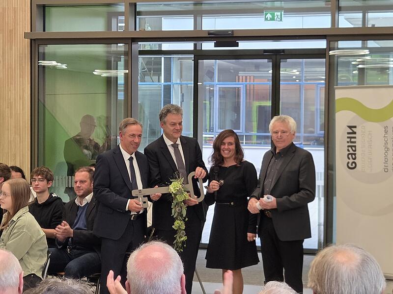 Die feierliche Schlüsselübergabe für den Anbau in Höchstadt. Die feierliche Schlüsselübergabe für den Anbau in Höchstadt.