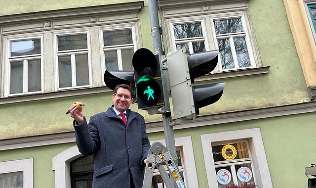 Kulmbacher bemerken solche Details: Coburgs OB Dominik Sauerteig hält die Bratwurst beim Pressefoto recht weit vom Mund entfernt. Warum?Coburger Bratwurst-Ampel Coburger Bratwurst-Ampel in Betrieb gegangen