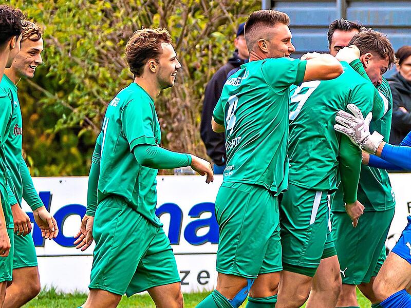 Die Kicker des TSV Neudrossenfeld II feiern ihren 3:1-Sieg beim TSC Mainleus und damit den Gewinn der Herbstmeisterschaft.
