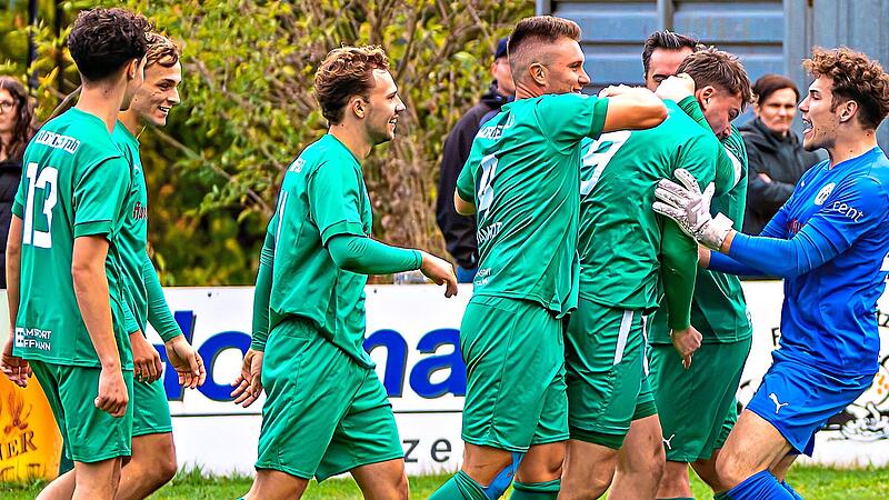 Herbstmeister Neudrossenfeld II Die Kicker des TSV Neudrossenfeld II feiern ihren 3:1-Sieg beim TSC Mainleus und damit den Gewinn der Herbstmeisterschaft.