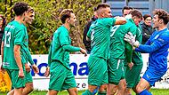Die Kicker des TSV Neudrossenfeld II feiern ihren 3:1-Sieg beim TSC Mainleus und damit den Gewinn der Herbstmeisterschaft.