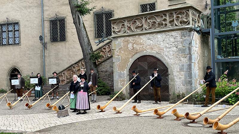 Die Lauertaler Alphornbläser und die Alphornbläser Schwarze Berge bei der „1 Stunde Kultur“ 2024 im Park der Museen Schloss Aschach