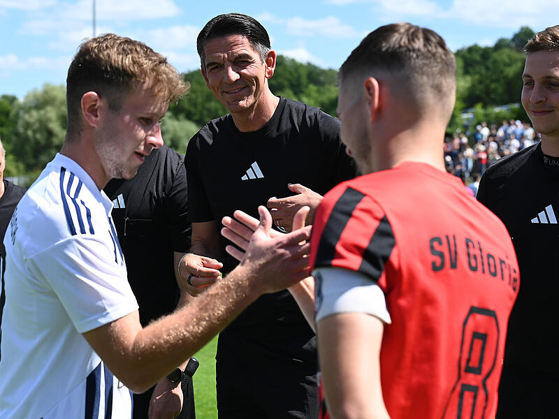 Die schönsten Eindrücke des Abschiedsspiel von Schiedsrichter-Legende Deniz Aytekin gibt es in unserem Video. Die schönsten Eindrücke des Abschiedsspiel von Schiedsrichter-Legende Deniz Aytekin gibt es in unserem Video.