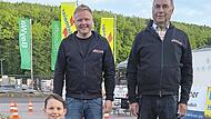 Geschäftsführer Simon Wiesner, Erwin Neuland und Enkel. Geschäftsführer Simon Wiesner, Erwin Neuland und Enkel.