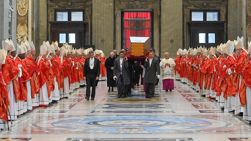 Zw&ouml;lf Tr&auml;ger brachten den einfachen Holzsarg mit dem Leichnam von Benedikt XVI. zur Beisetzung in den Petersdom.