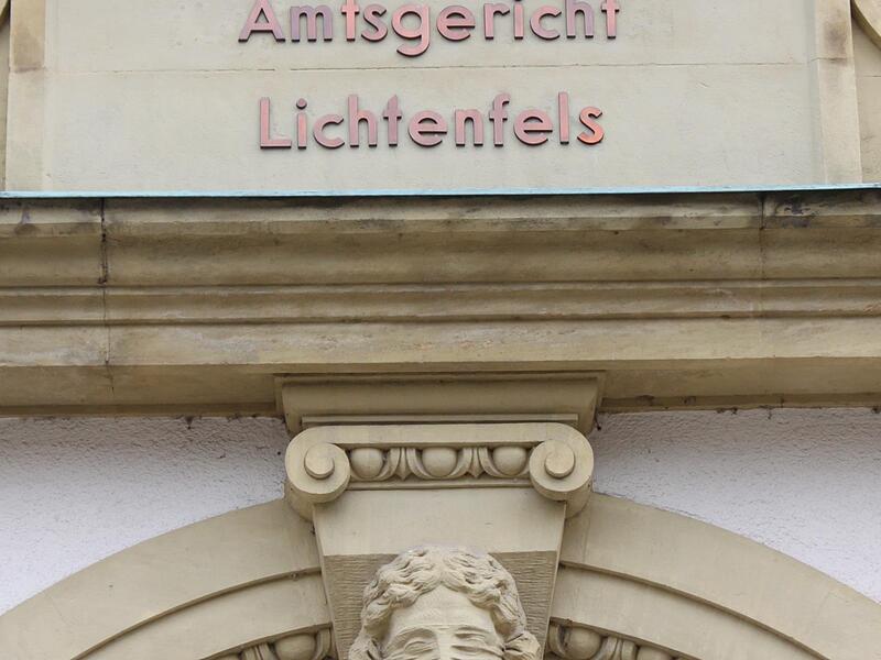 Was als harmloser Abend begann, endete für eine 39-jährige Sachbearbeiterin im Krankenhaus und für einen mehrfach vorbestraften Lichtenfelser vor Gericht.