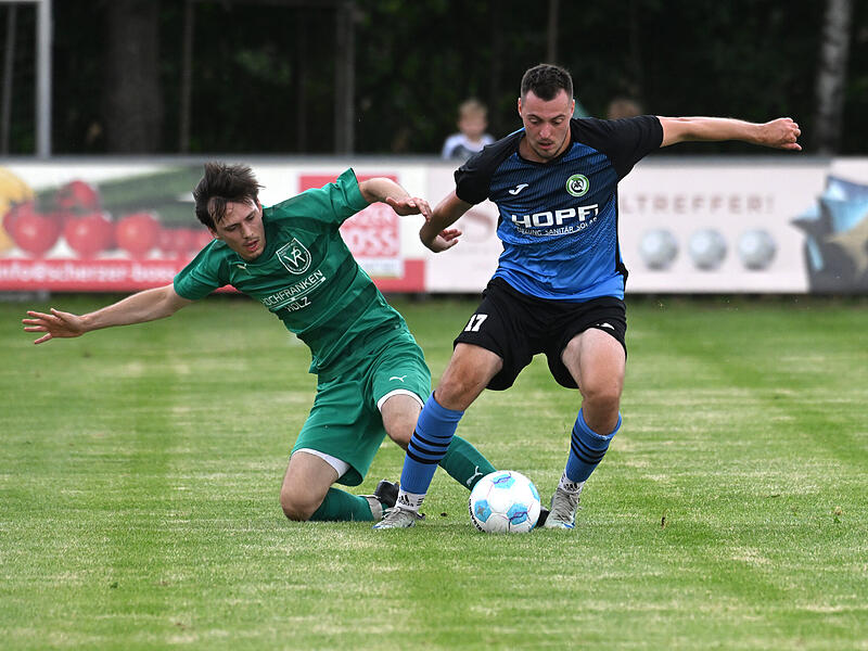 m Hinspiel brachte der VfR mit Hannes Kern (links) den SV Mitterteich mit Tobias Müller beim 1:0-Sieg ins Stolpern.