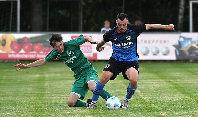 Fotos Bezirksliga Katschenreuth gegen Mitterteich m Hinspiel brachte der VfR mit Hannes Kern (links) den SV Mitterteich mit Tobias Müller beim 1:0-Sieg ins Stolpern.