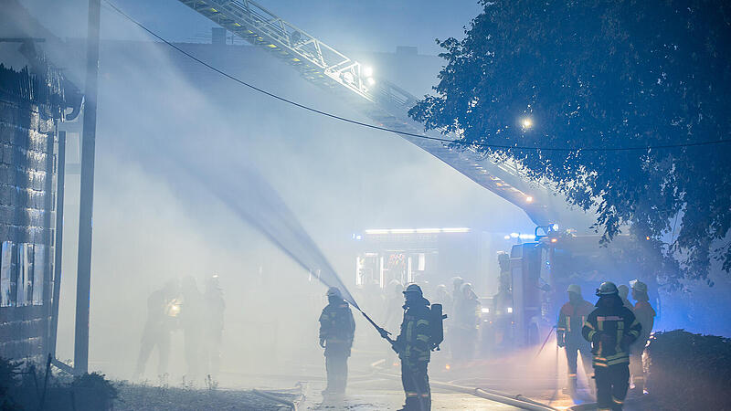 Bad Staffelstein: Scheune geht in Flammen auf - hoher Schaden Bad Staffelstein: Scheune geht in Flammen auf - hoher Schaden
