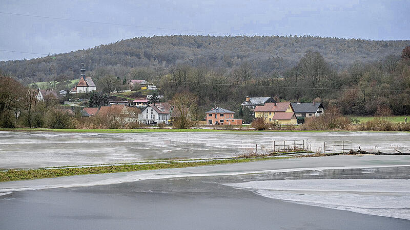 Montage: Eis nach Hochwasser im Landkreis Coburg hier Itzgrund