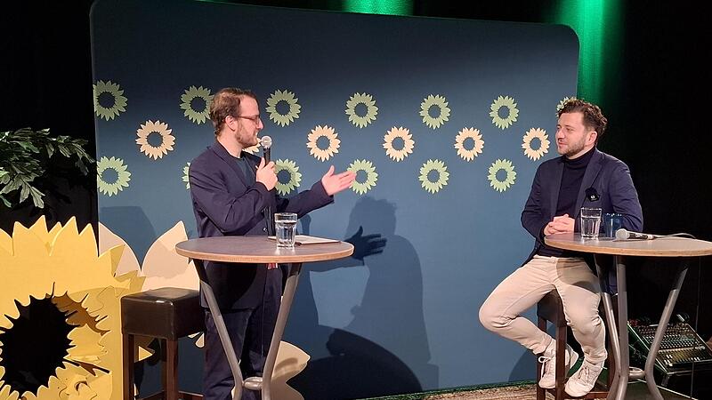 Paulus Guter (links) und Felix Banaszak sprachen im E-Werk in Erlangen miteinander.