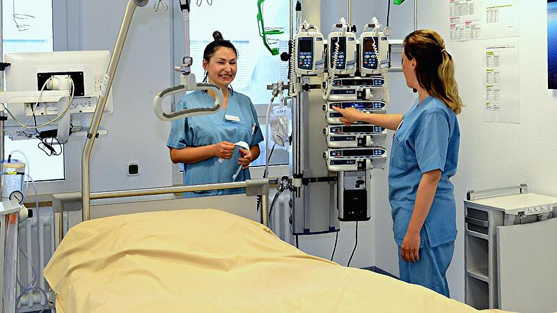 Alena Navazhentsava und Jessica Hemmer richten in der Jura-Klinik Scheßlitz ein Intensivbett her. Alena Navazhentsava und Jessica Hemmer richten in der Jura-Klinik Scheßlitz ein Intensivbett her.