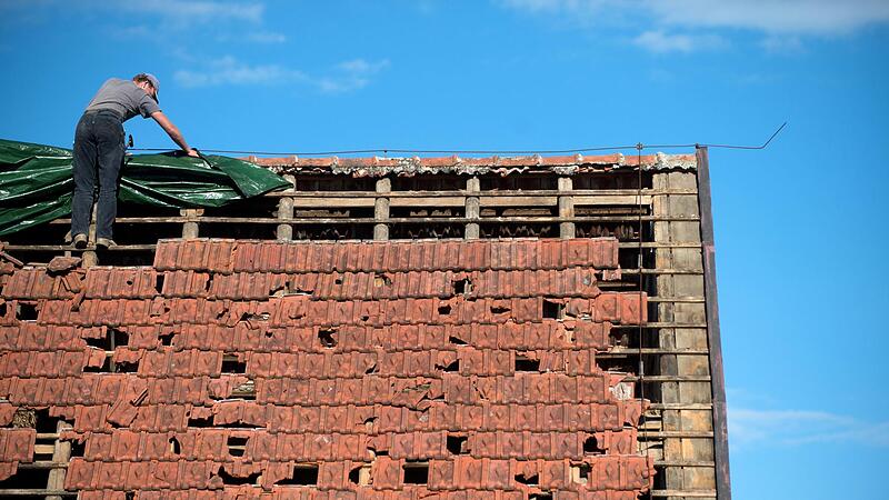 Unwetter k&ouml;nnen an D&auml;chern  schwere Sch&auml;den anrichten. Eine Wohngeb&auml;udeversicherung kommt in der Regel f&uuml;r die Kosten auf.